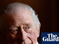 Solicita que o rei Carlos peça desculpas formalmente pela escravidão depois que pesquisas mostram o papel da Coroa. Escravidão