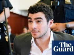 Juiz decide que Luigi Mangione não enfrentará pena de morte no caso do tiroteio do CEO da área de saúde, Brian Thompson