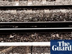 A pesquisa descobriu que quatro em cada cinco pessoas cegas enfrentam lacunas nas estações ferroviárias britânicas. cegueira e deficiência visual