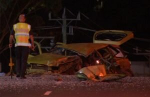 Dois mortos em acidente horrível na estrada suburbana de Melbourne