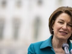 A senadora Amy Klobuchar diz que votará contra o financiamento do DHS