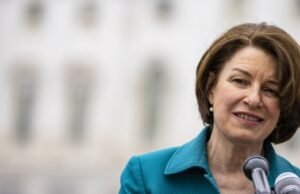 A senadora Amy Klobuchar diz que votará contra o financiamento do DHS