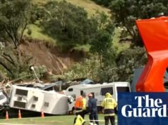 Duas pessoas foram mortas e teme-se que várias tenham sido enterradas depois que deslizamentos de terra atingiram uma casa e um acampamento na Nova Zelândia.