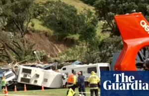 Duas pessoas foram mortas e teme-se que várias tenham sido enterradas depois que deslizamentos de terra atingiram uma casa e um acampamento na Nova Zelândia.