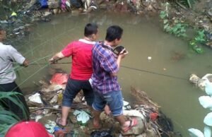 Corpo de mulher encontrado em decomposição no rio Pesanggrahan, oeste de Jacarta
