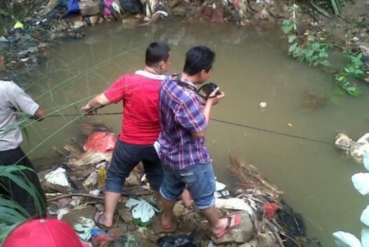 Corpo de mulher encontrado em decomposição no rio Pesanggrahan, oeste de Jacarta