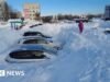Queda de neve recorde deixou carros e pessoas presas no Extremo Oriente da Rússia