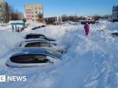 Queda de neve recorde deixou carros e pessoas presas no Extremo Oriente da Rússia