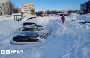 Queda de neve recorde deixou carros e pessoas presas no Extremo Oriente da Rússia