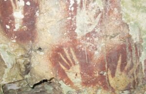 Os estênceis feitos à mão, feitos há cerca de 68 mil anos, são a arte rupestre mais antiga já encontrada.