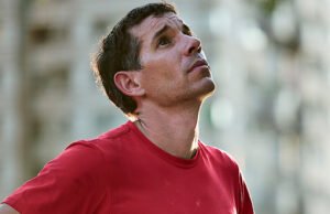 A subida sem corda do arranha-céu Taipei 101 de Alex Honnold continua após atraso climático