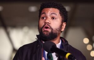 O deputado Maxwell Frost da Flórida diz que levou um soco na cara na festa do Festival de Cinema de Sundance