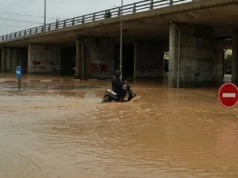 Barco de migrantes afunda na Tunísia, 1 resgatado, 50 temem afogamento