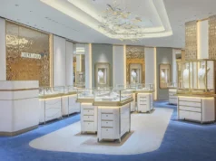 A loja especializada Pearl Mikimoto abre a boutique Takashimaya, com o Sr. Fullen e o Sr.