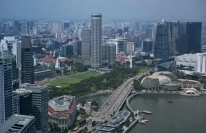 Singapura lança sete estratégias para garantir crescimento e bons empregos em meio a tarifas e ameaças de IA