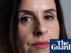 Três membros do conselho renunciaram ao Festival de Adelaide após receberem uma notificação legal de Randa Abdel-Fattah. Festival de Adelaide