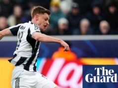 Barnes marcou numa vitória confortável sobre o PSV, mas o Newcastle perdeu para o Guimarães. Liga dos Campeões