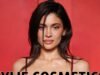 Kylie Jenner mostra decote em top justo de couro enquanto promove novo perfume