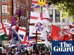 A polícia interrompeu a marcha do Ukip por Tower Hamlets devido ao medo de violência. Londres