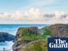 ‘As ondas bateram direto no para-brisa do ônibus’: uma viagem sem carro ao longo da dramática costa do condado de Antrim, Irlanda do Norte.