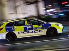 Manifestantes invadem a prisão de Londres e prendem dezenas