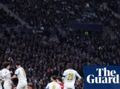 O remate rasteiro de Szoboszlai e o regresso de Salah ao Marselha colocaram o Liverpool na liderança. Liga dos Campeões