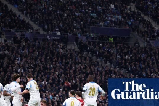 O remate rasteiro de Szoboszlai e o regresso de Salah ao Marselha colocaram o Liverpool na liderança. Liga dos Campeões