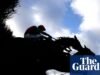 ‘Um dia muito miserável’: reunião em Kempton Park atingida pela morte de três cavalos em corridas de cavalos