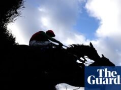 ‘Um dia muito miserável’: reunião em Kempton Park atingida pela morte de três cavalos em corridas de cavalos