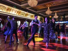 Idosos em Xangai voltam no tempo e dançam valsa em salão de dança na hora do almoço