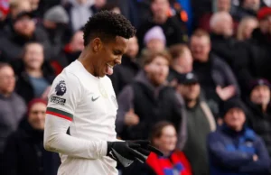 O técnico do Chelsea, Rosenior, elogia Estevão como um ‘talento especial’ após vitória sobre o Palace