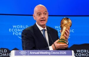 Gianni Infantino olha para os fãs de futebol britânicos durante seu discurso em Davos
