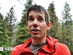 Alpinistas atrasam escalada sem corda acima da chuva