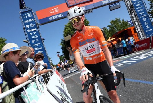 Jay Wynne, da Austrália, vence o Tour Down Under, apesar da queda do canguru que o forçou a trocar de bicicleta