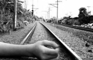 O incidente da morte de Ayyah depois que ele foi atropelado por um trem após supostamente pular da plataforma da estação de Gondangadia.