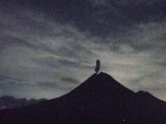 Monte Semeru vomita nuvens quentes de até 5 quilômetros de comprimento