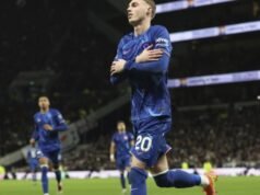 Cole Palmer veste camisa do MU, clube do técnico Jerram comemora gol de 6-0