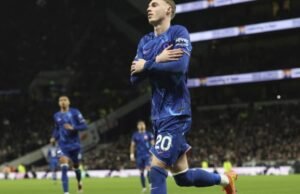 Cole Palmer veste camisa do MU, clube do técnico Jerram comemora gol de 6-0