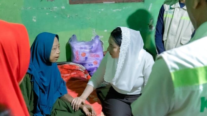 69563f0f649c7-bupati-brebes-paramitha-widya-kusuma-memberi-bantuan-ke-warga_665_374.jpg