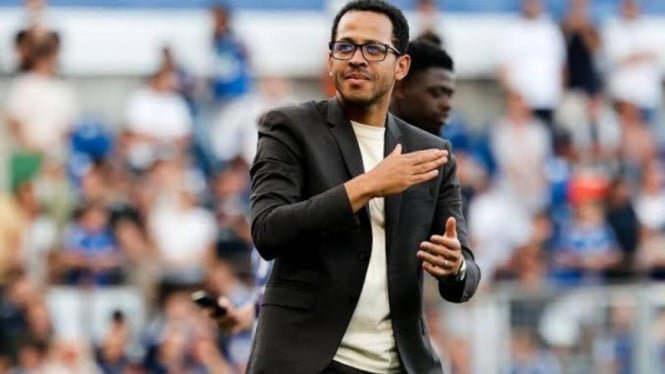 695709090f563-pelatih-strasbourg-liam-rosenior_665_374.jpg