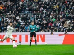 O gol de Kevin Dix ilumina as comemorações do gol do Borussia Moenchengladbach na Bundesliga