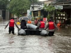 Inundação de 70 cm, residentes do albergue policial Pondok Karya, no sul de Jacarta, evacuados usando barcos