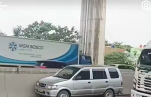 Em protesto! Assim que o carro Panther passou sozinho pela rodovia Japec, o motorista saiu…