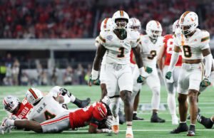 O principal tackler de Miami, Mohamed Toure, deve retornar para uma 8ª temporada de futebol universitário em 2026