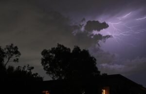 Tempestades no sudeste de Queensland enquanto a onda de calor continua em grandes áreas