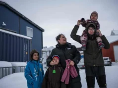 Diante do presidente Trump, os groenlandeses tentam tranquilizar seus filhos