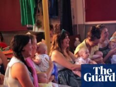 Caos, choro e explosões de cocô: um clube de comédia para crianças abre no humor do Reino Unido