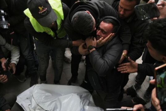 Forças israelenses matam crianças e jornalistas palestinos no dia mais mortal em Gaza desde o cessar-fogo