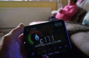 As famílias receberão uma compensação de £ 40 por atrasos nos medidores inteligentes a partir do próximo mês