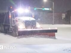 A neve está lutando contra uma nevasca nas estradas e pistas em Oklahoma